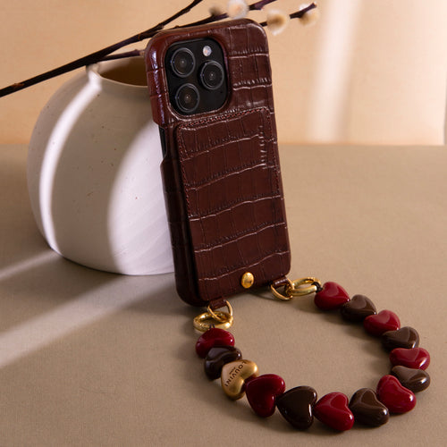 coque en cuir crocodile marron et bracelet de téléphone à perles petits coeurs rouge bordeaux marron
