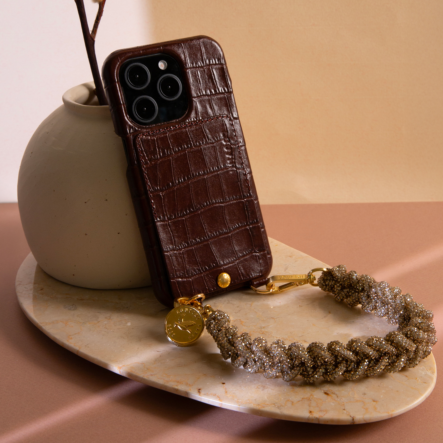 coque iphone en cuir crocodile marron et bracelet de téléphone à strass