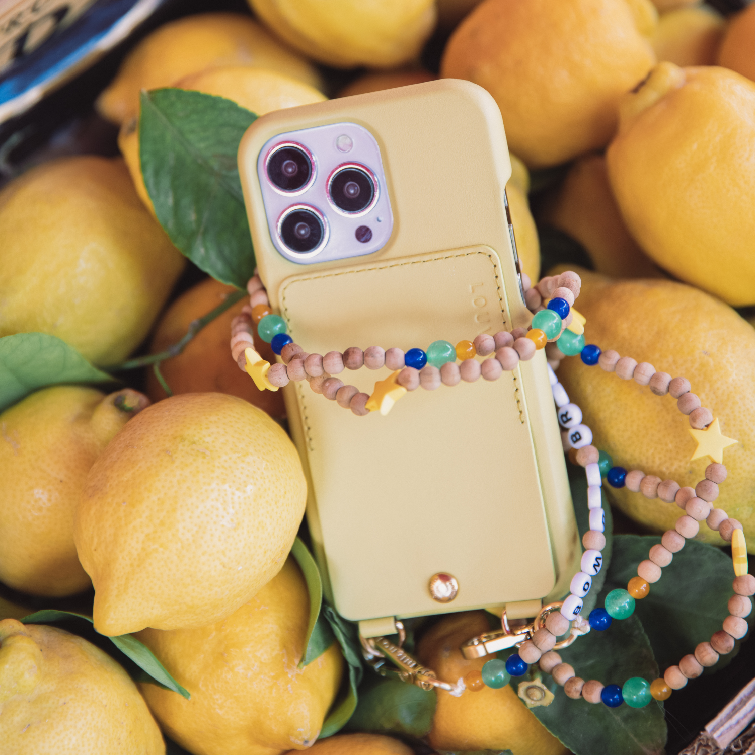 COQUE IPHONE CUIR PORTE CARTE AVEC ANNEAUX LOU - JAUNE