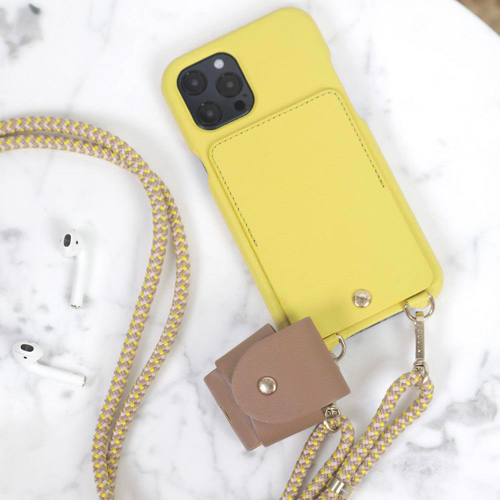 Etui airpods en cuir camel, coque en cuir jaune et cordon bandoulière