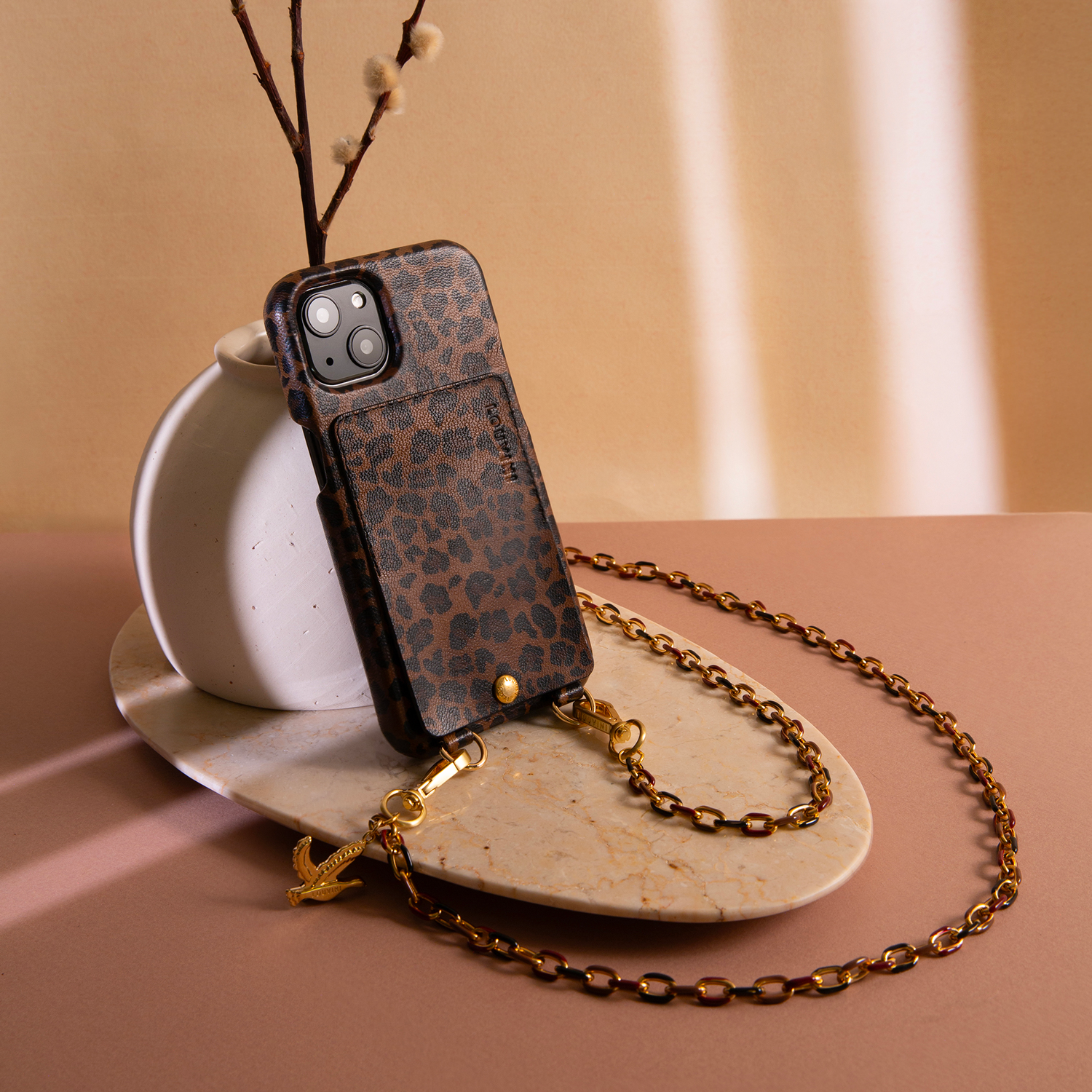 chaine de téléphone bandoulière bijou dorée noir et bordeaux avec mousquetons