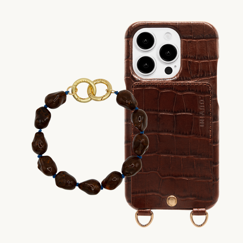 ensemble coque de téléphone iphone en cuir à l'aspect crocodile marron chocolat et bracelet de perles assorti