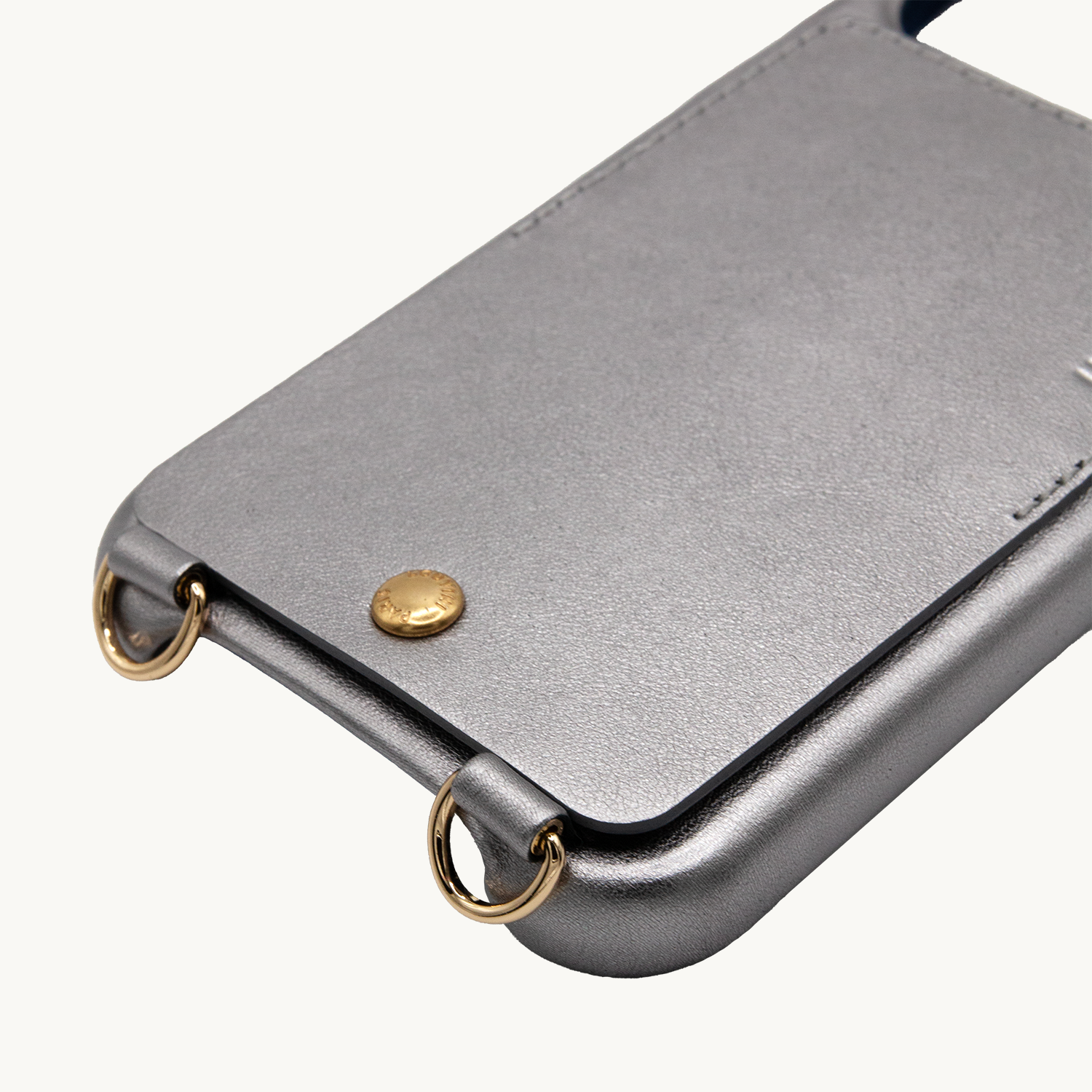 coque en cuir métallisé gris anthracite pour iphone avec porte carte et anneaux