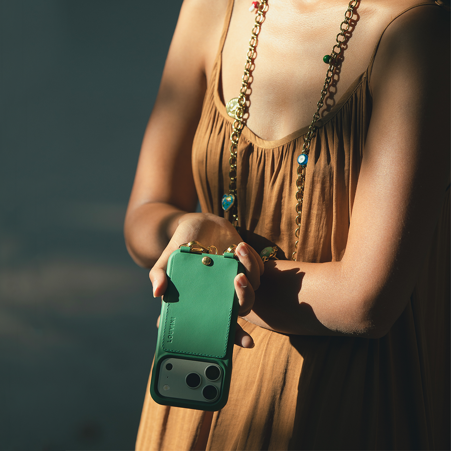 Coque iPhone cuir porte carte avec anneaux LOU - Emeraude
