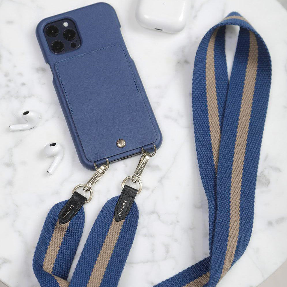 sangle bandoulière pour telephone bleu beige avec mousquetons et coque en cuir bleue