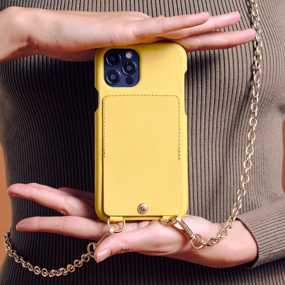 Coque iPhone cuir porte carte avec anneaux LOU Jaune et chaine bandouliere dorée