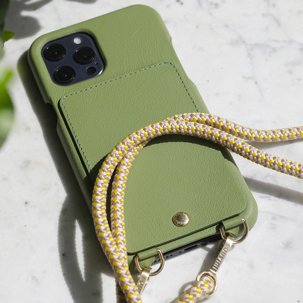 Coque iPhone cuir porte carte avec anneaux LOU vert kaki et cordon bandouliere