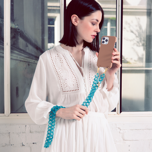 ensemble coque pour téléphone 
 en cuir camel avec chaine bleu 