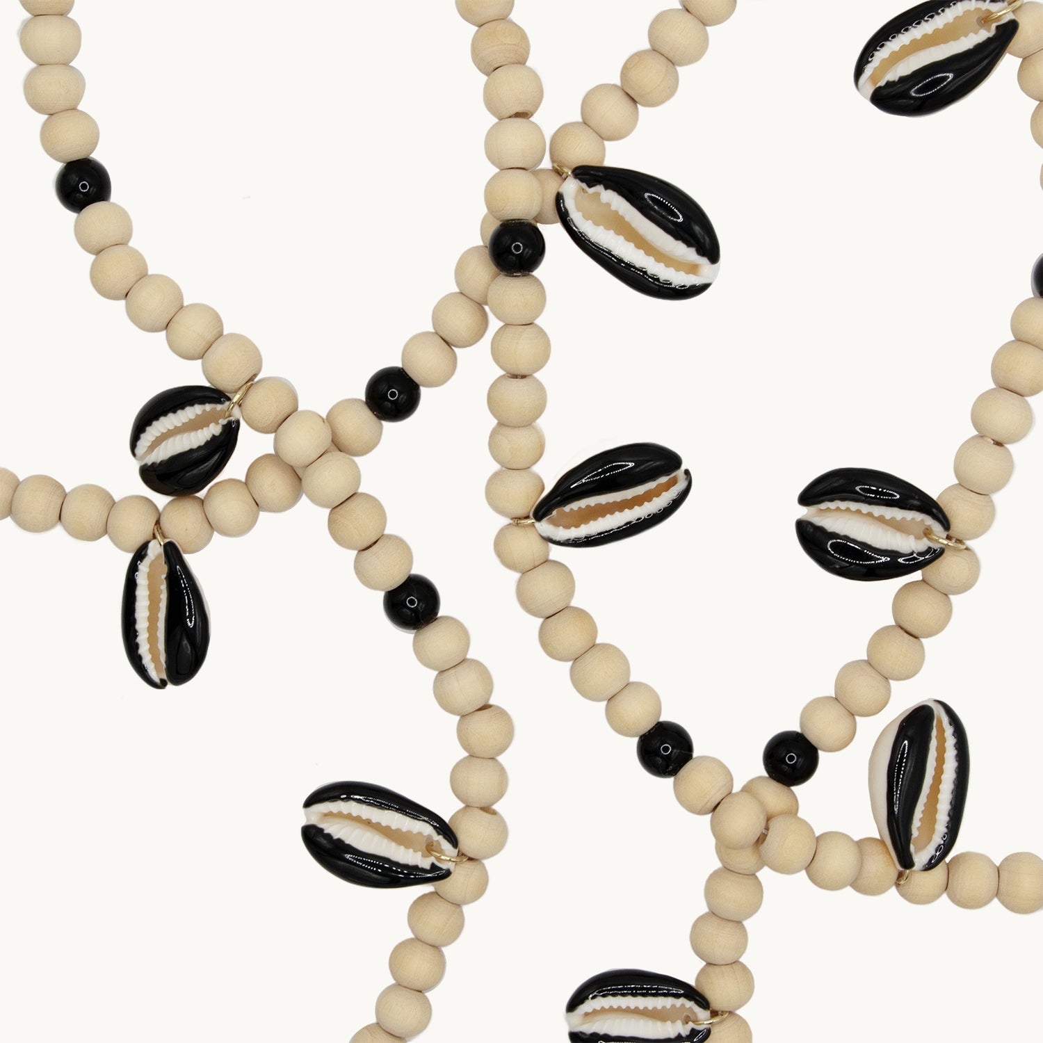 Chaîne de telephone bandouliere en coquillage noir et perles en bois