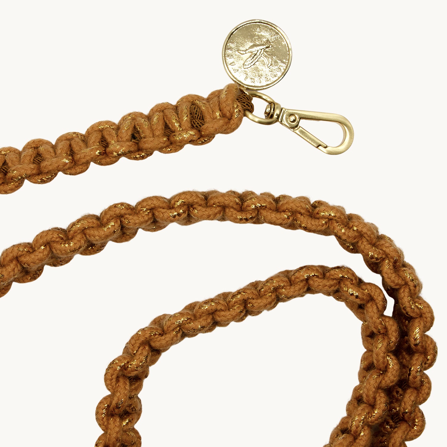 cordon macrame pour telephone bandouliere caramel mousquetons et medaille doré