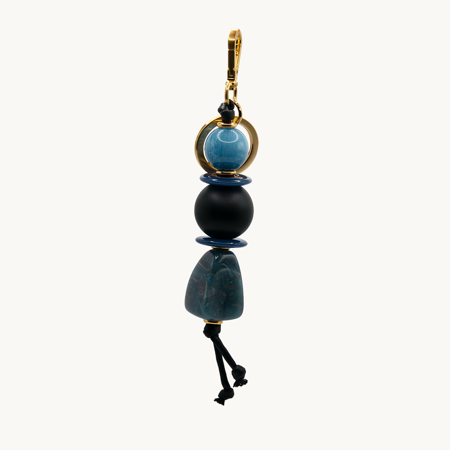 Porte-clés doré avec mousqueton, anneau et perles décoratives effet marbre bleu et noir