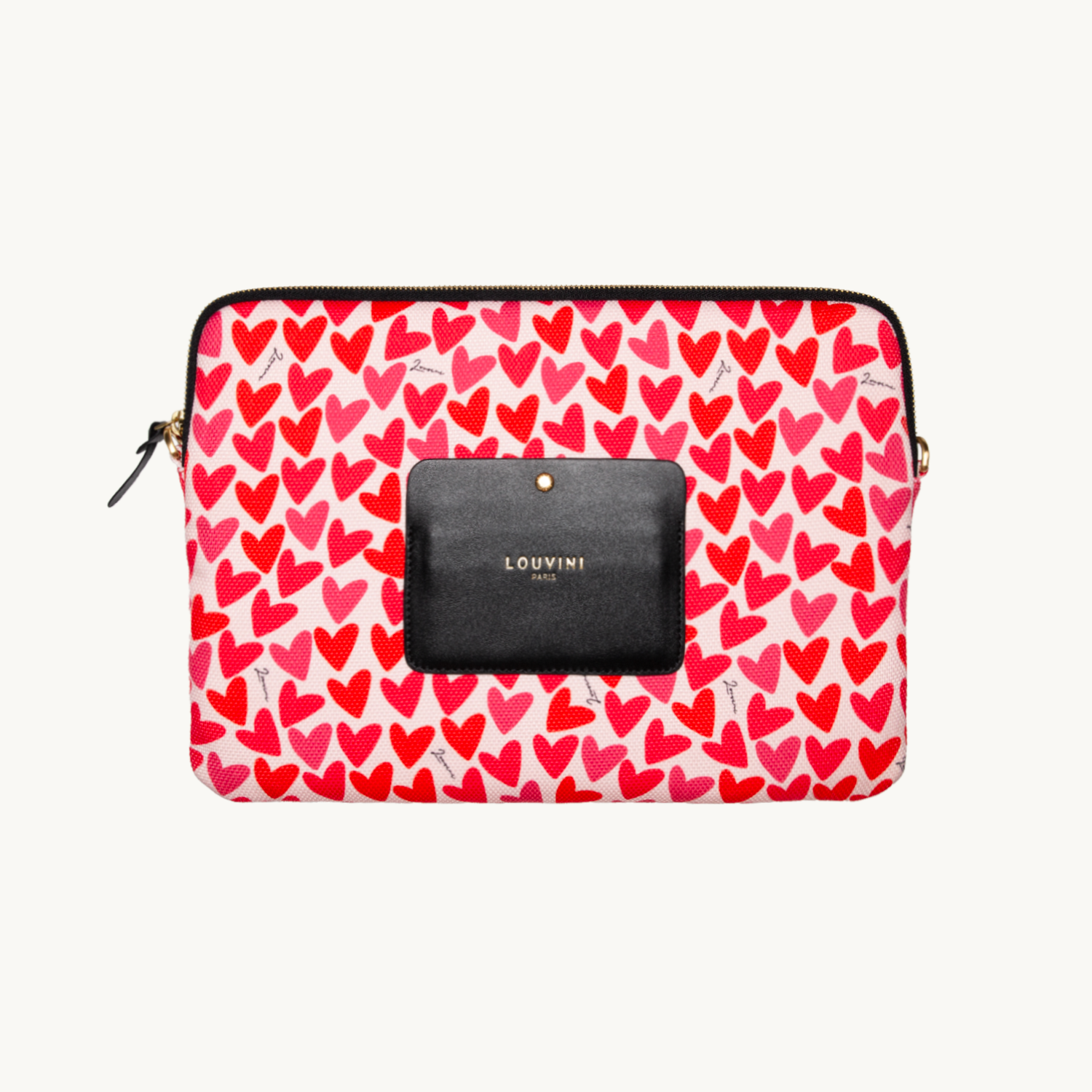 Pochette en tissu motif cœurs rouges avec détail en cuir noir, accessoire élégant et pratique