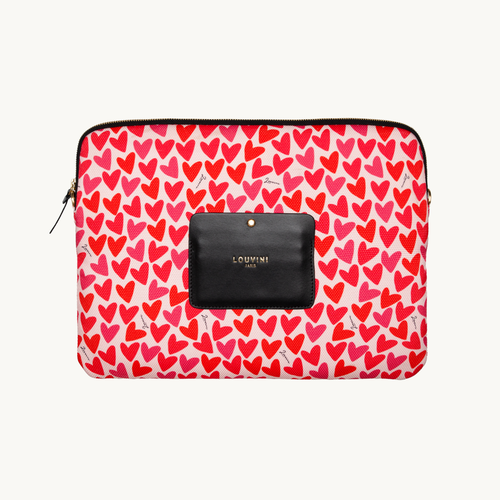 Pochette en tissu motif cœurs rouges avec détail en cuir noir, accessoire élégant et pratique