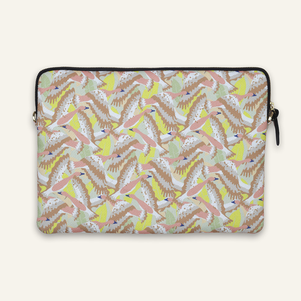 Pochette en tissu imprimé oiseaux jaune avec détail en cuir noir, accessoire élégant et pratique