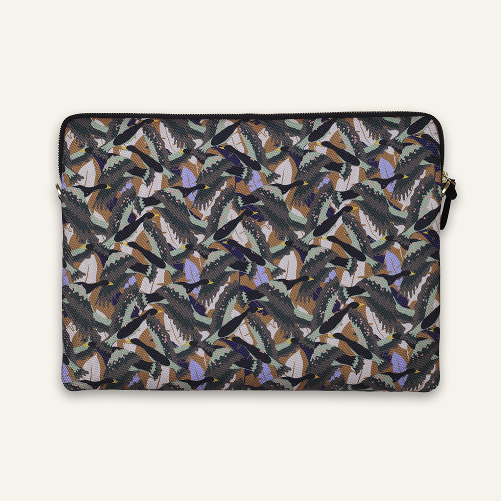 Pochette en tissu imprimé oiseaux kaki avec détail en cuir noir, accessoire élégant et pratique