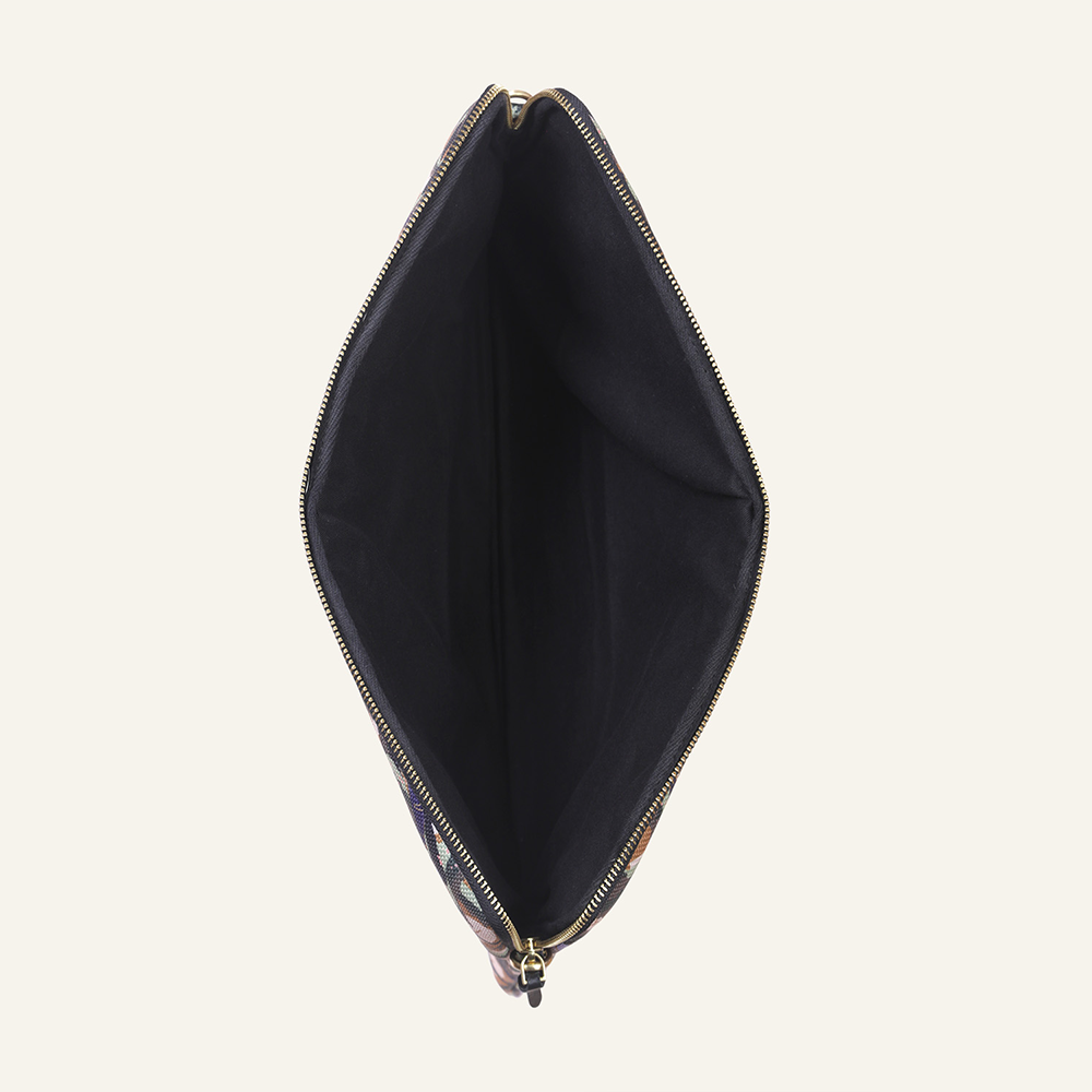 Pochette en tissu imprimé oiseaux kaki avec détail en cuir noir, accessoire élégant et pratique