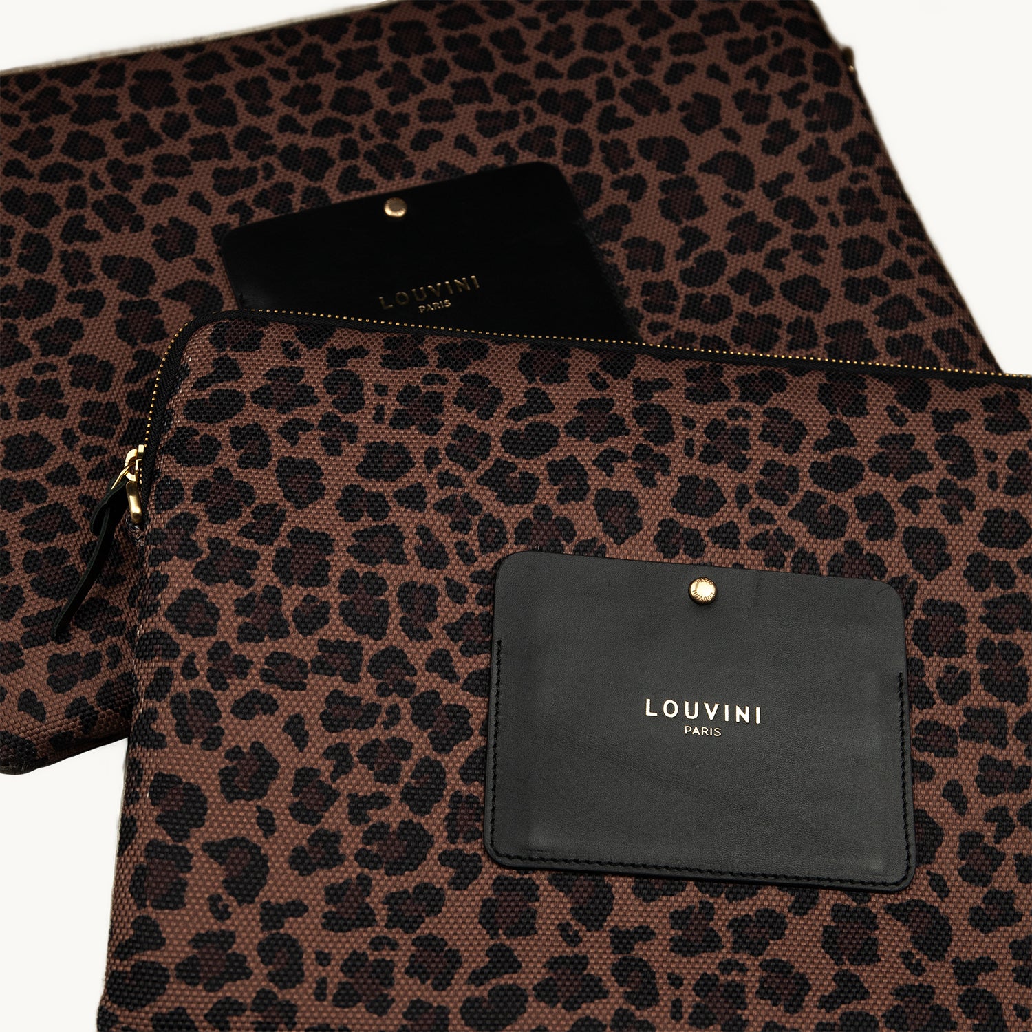 Pochette en tissu imprimé léopard avec détail en cuir noir, accessoire élégant et pratique