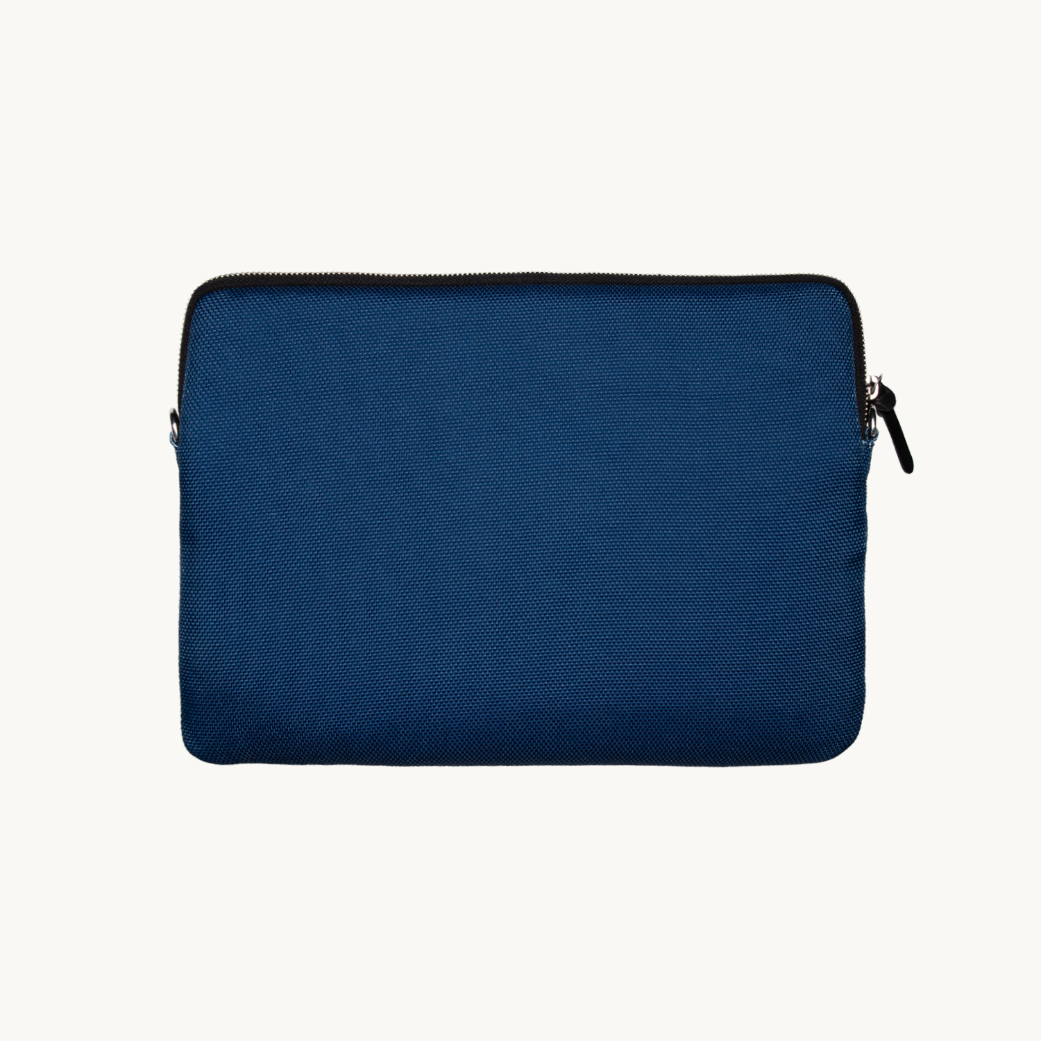 Pochette en tissu bleu marine avec détail en cuir noir, accessoire élégant et pratique
