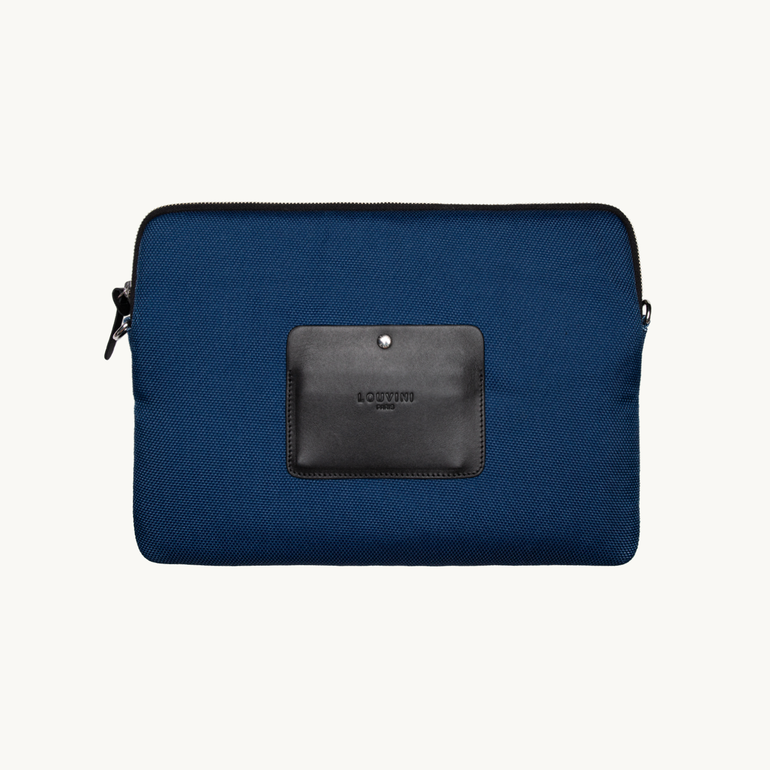 Pochette en tissu bleu marine avec détail en cuir noir, accessoire élégant et pratique