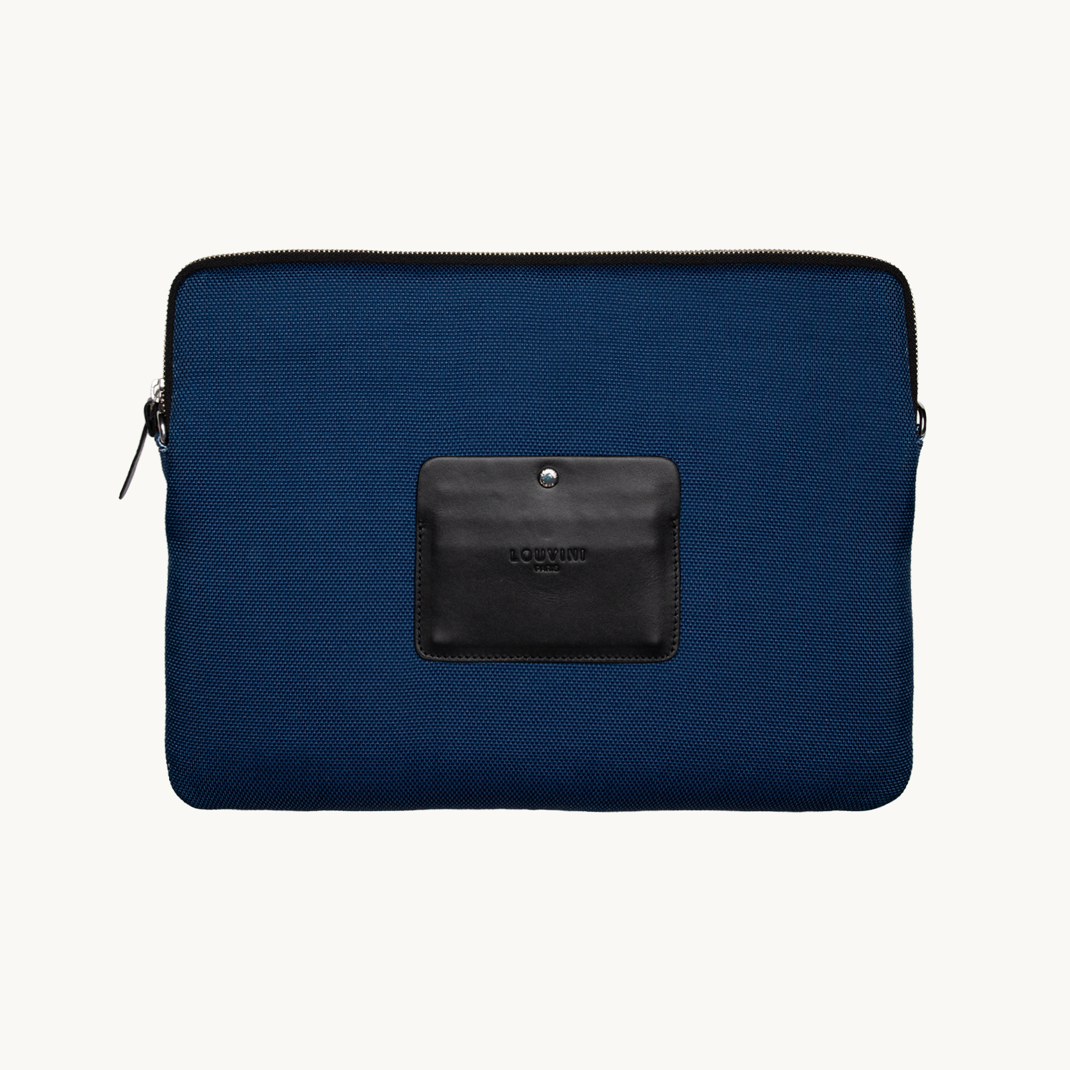 Pochette en tissu bleu marine avec détail en cuir noir, accessoire élégant et pratique