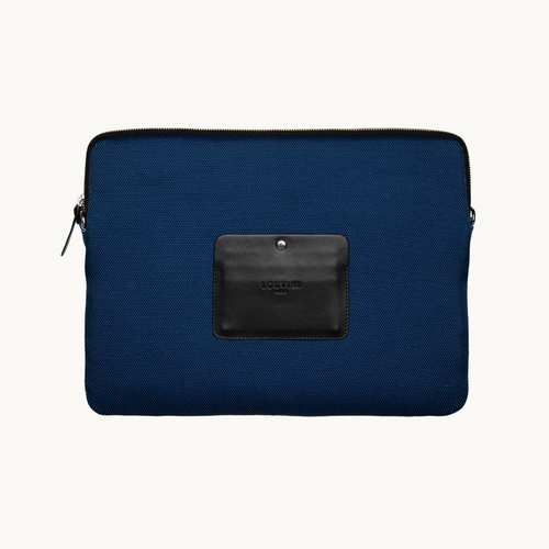 Pochette en tissu bleu marine avec détail en cuir noir, accessoire élégant et pratique