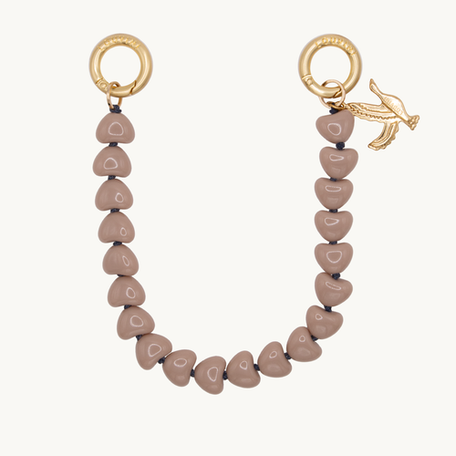 Petite chaîne bracelet de téléphone avec petits cœurs en résine beige taupe et anneaux dorés