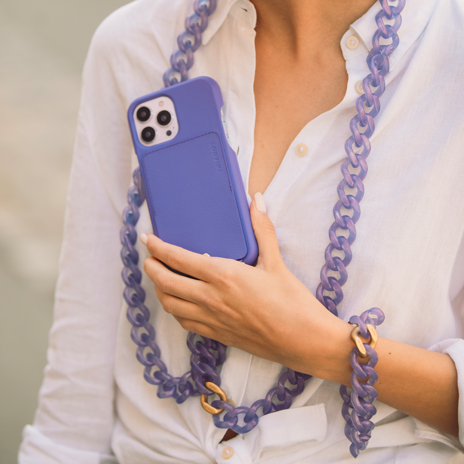 chaine bandouliere telephone mauve 