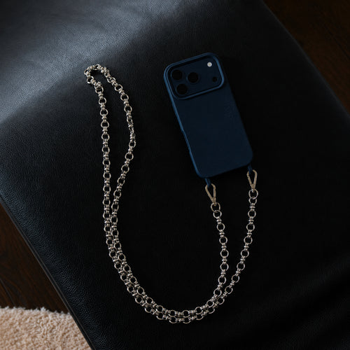 coque iphone 17 pro bleu marine avec magsafe intégré et anneaux et chaine bandoulière de téléphone argentée