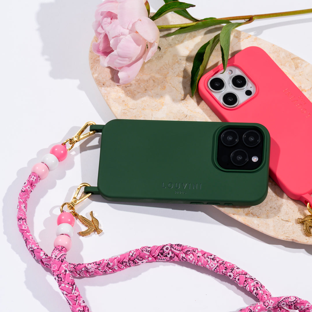 coque iphone verte et cordon de téléphone tressé rose imprimé bandana