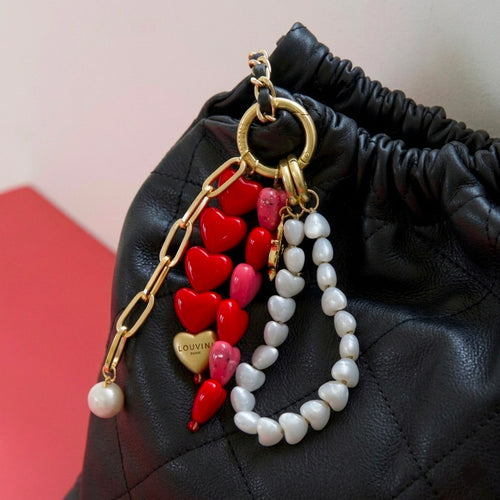 grigri de sac petits coeurs rose rouge et bracelet petits coeurs perles blanches