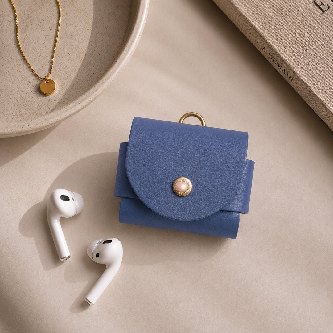 etui airpods pro en cuir bleu avec bouton pression et anneau dorés