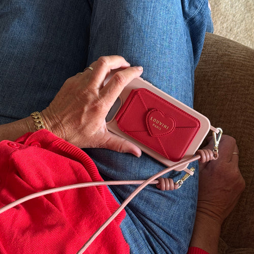 porte-carte magsafe rouge cordon en cuir vieux rose