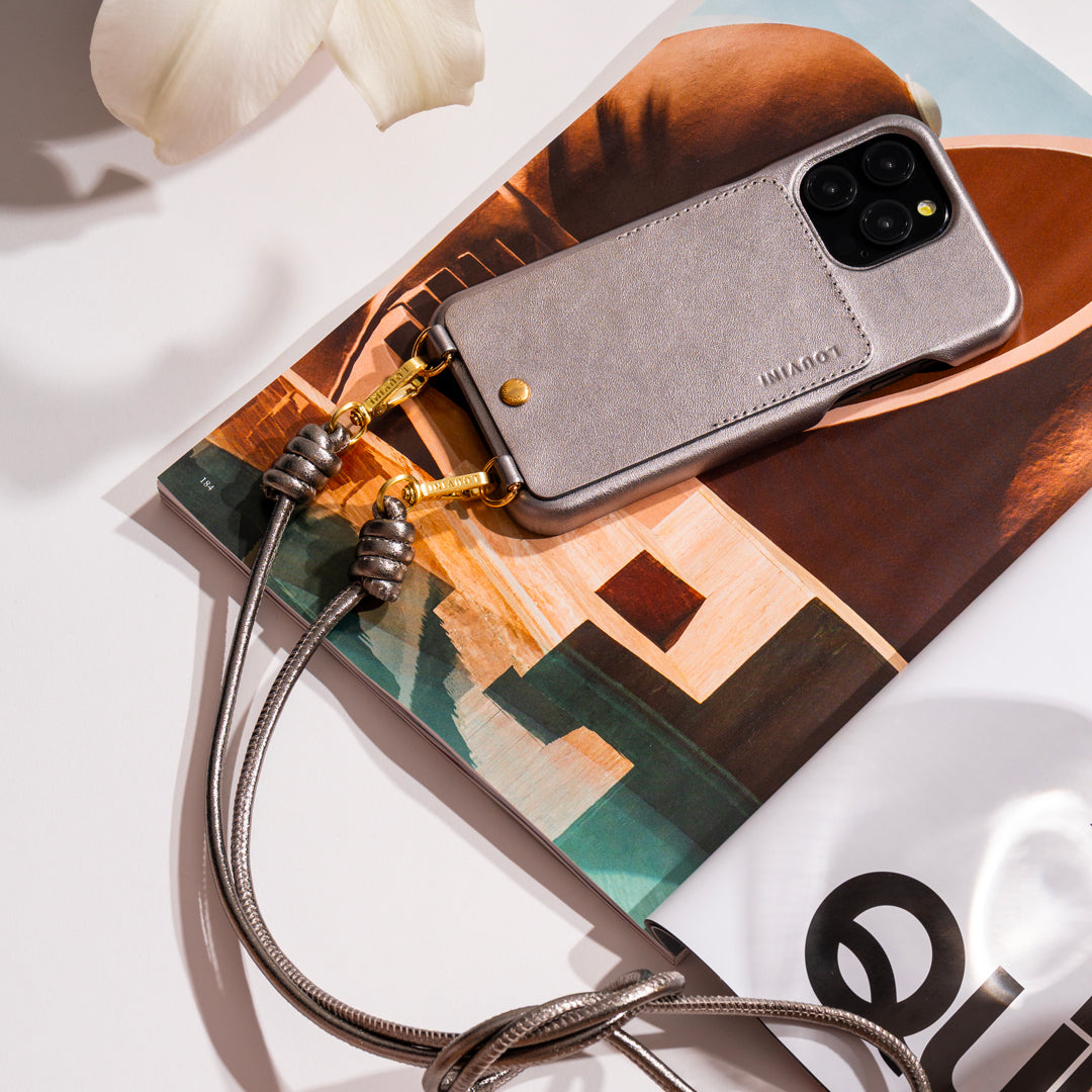 coque iphone en cuir gris anthracite métallisé et cordon de téléphone assorti