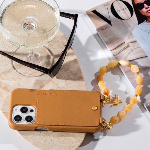 coque iphone en cuir beige camel avec porte cartes et bracelet de téléphone à perles marron clair