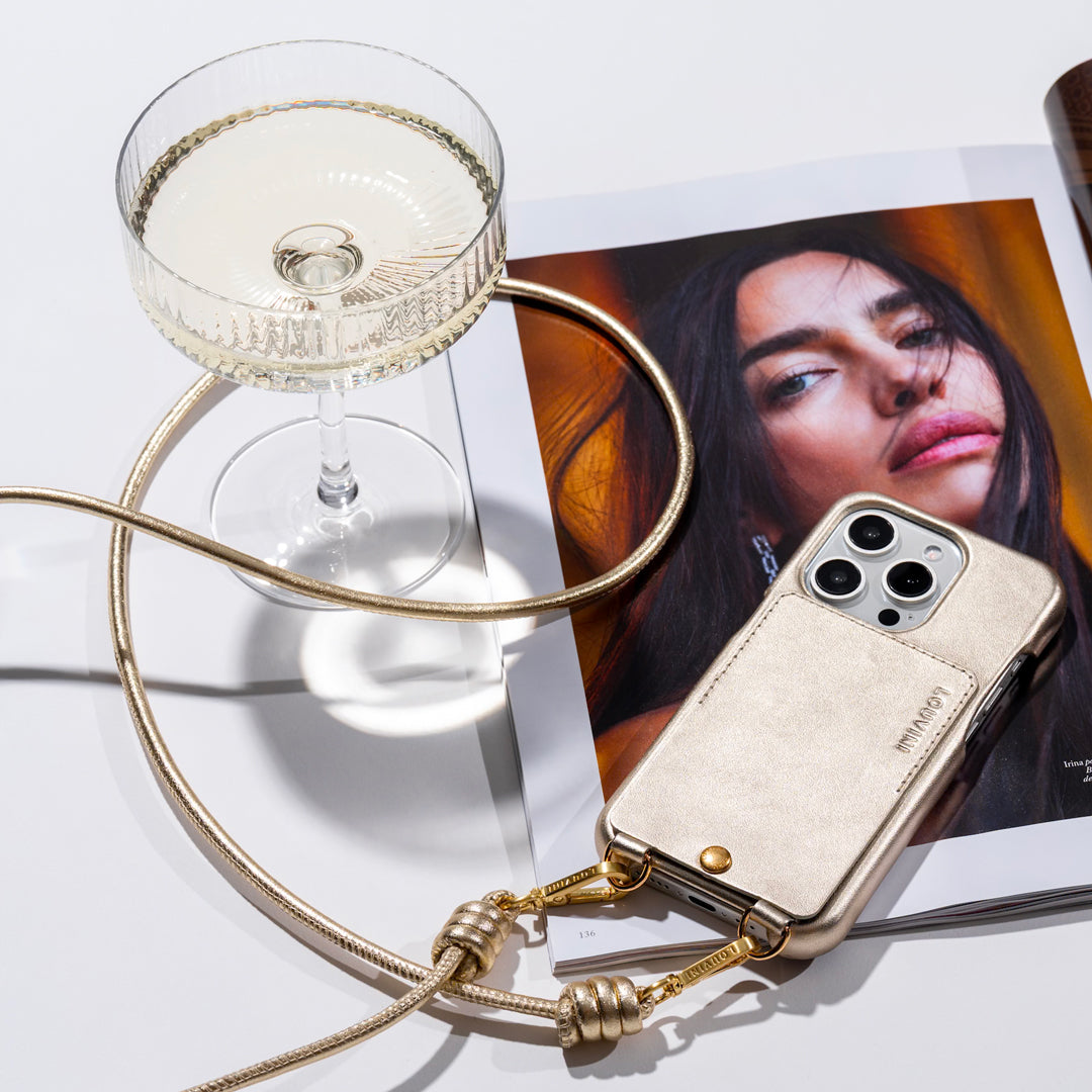 coque iphone en cuir doré avec porte carte et cordon de téléphone bandoulière en cuir doré