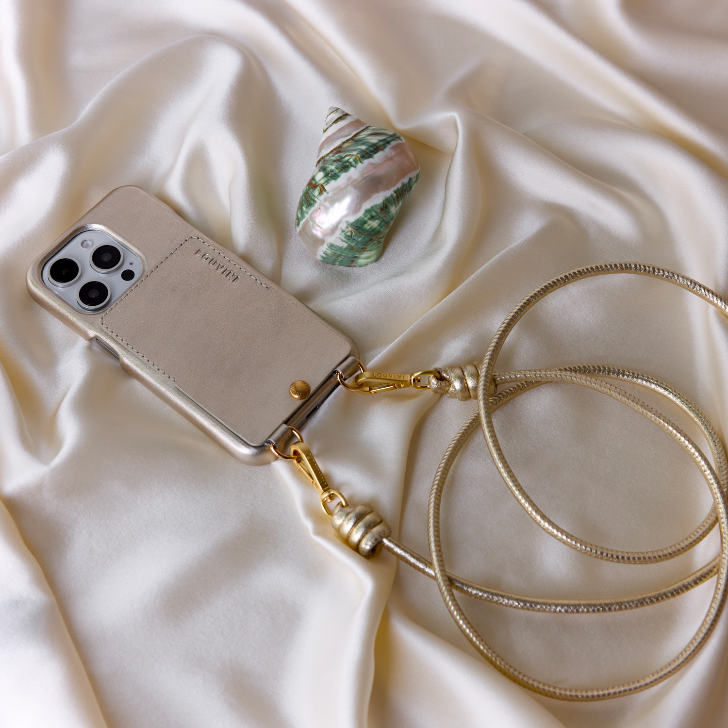 coque iphone en cuir doré avec porte carte et cordon en cuir assorti