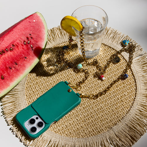 coque iphone en cuir vert emeraude avec porte carte intégré et chaine de téléphone à charms dorée