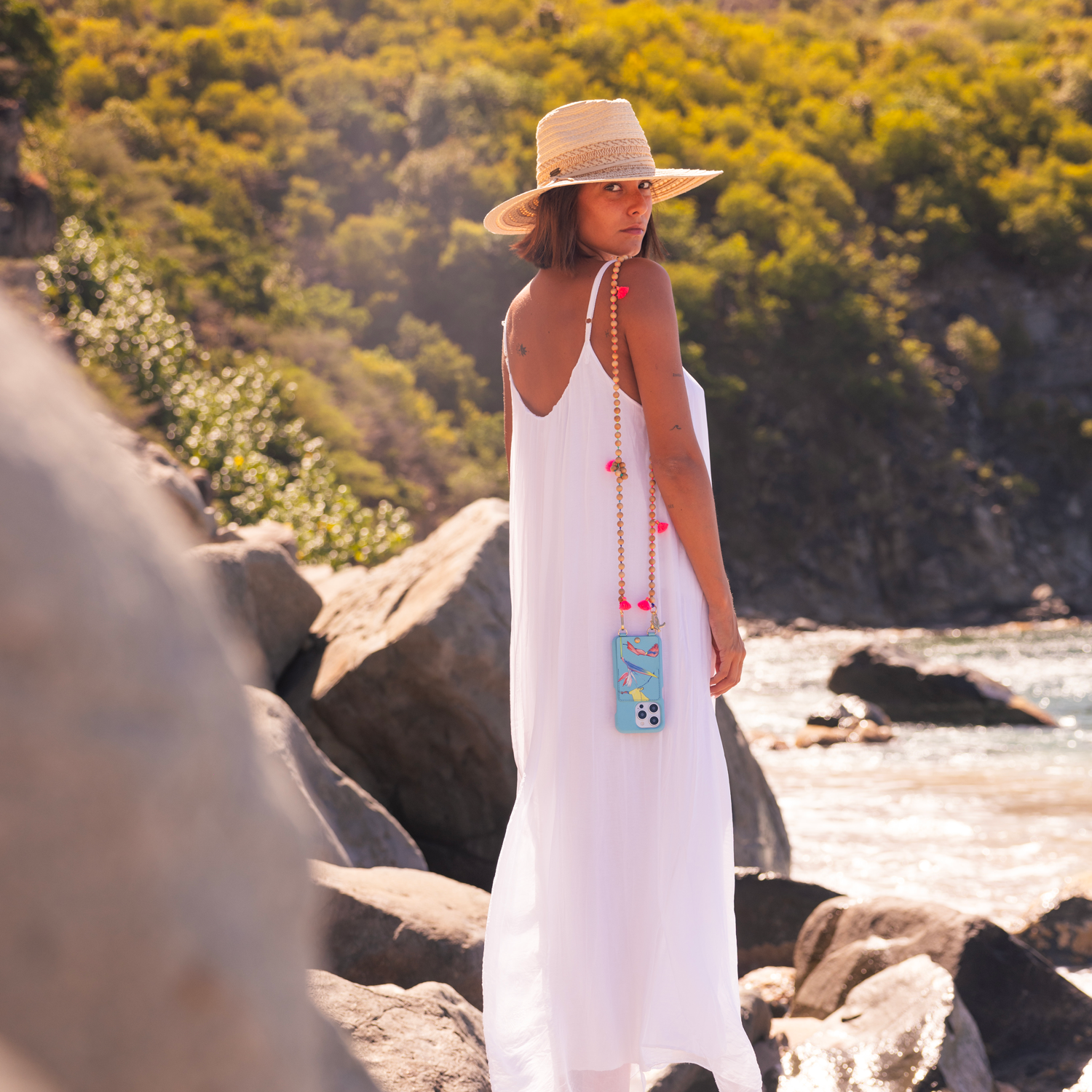 coque iphone en cuir lou jardim turquoise et bandoulière mira fluo à perles de bois