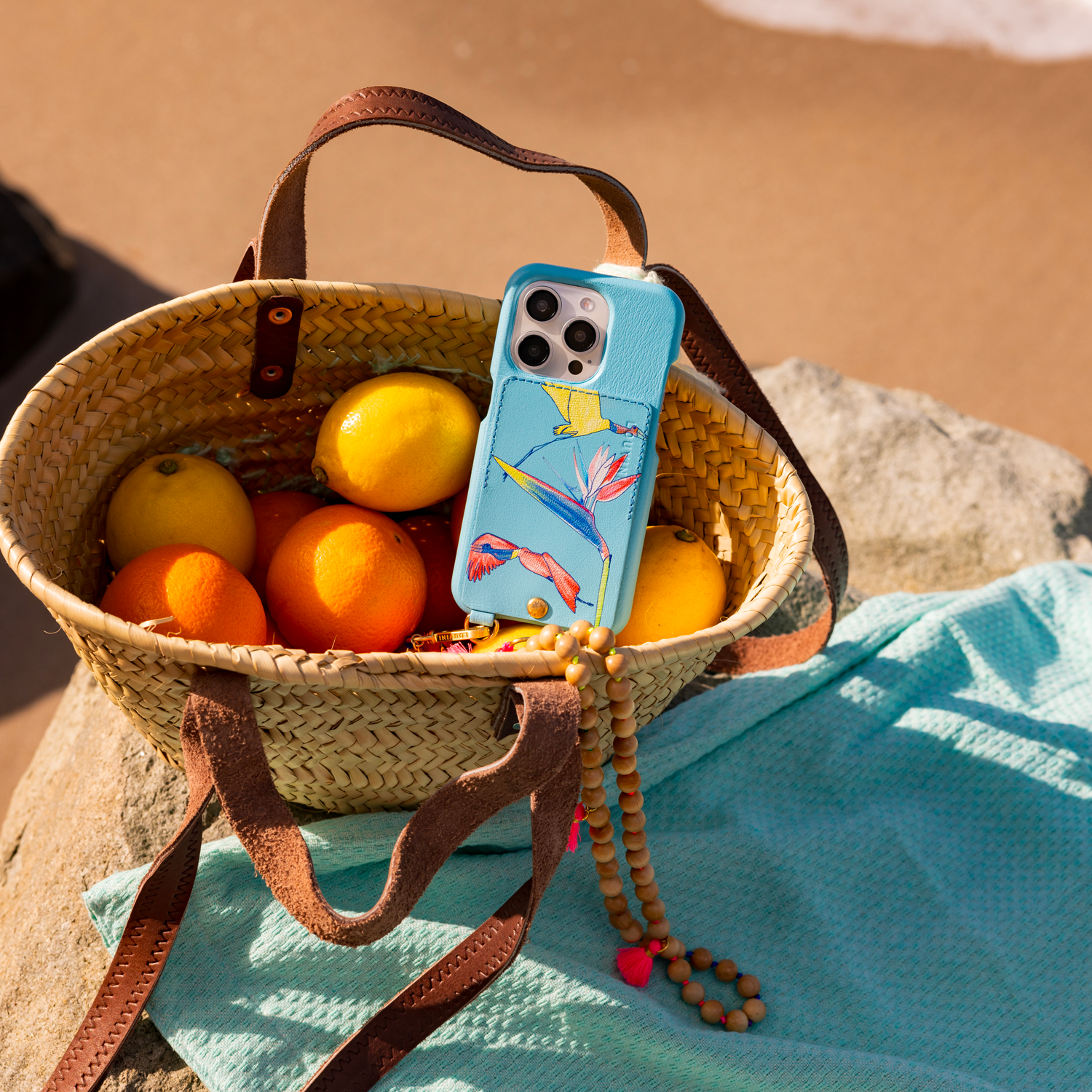 coque iphone en cuir lou jardim turquoise et bandoulière mira fluo à perles de bois