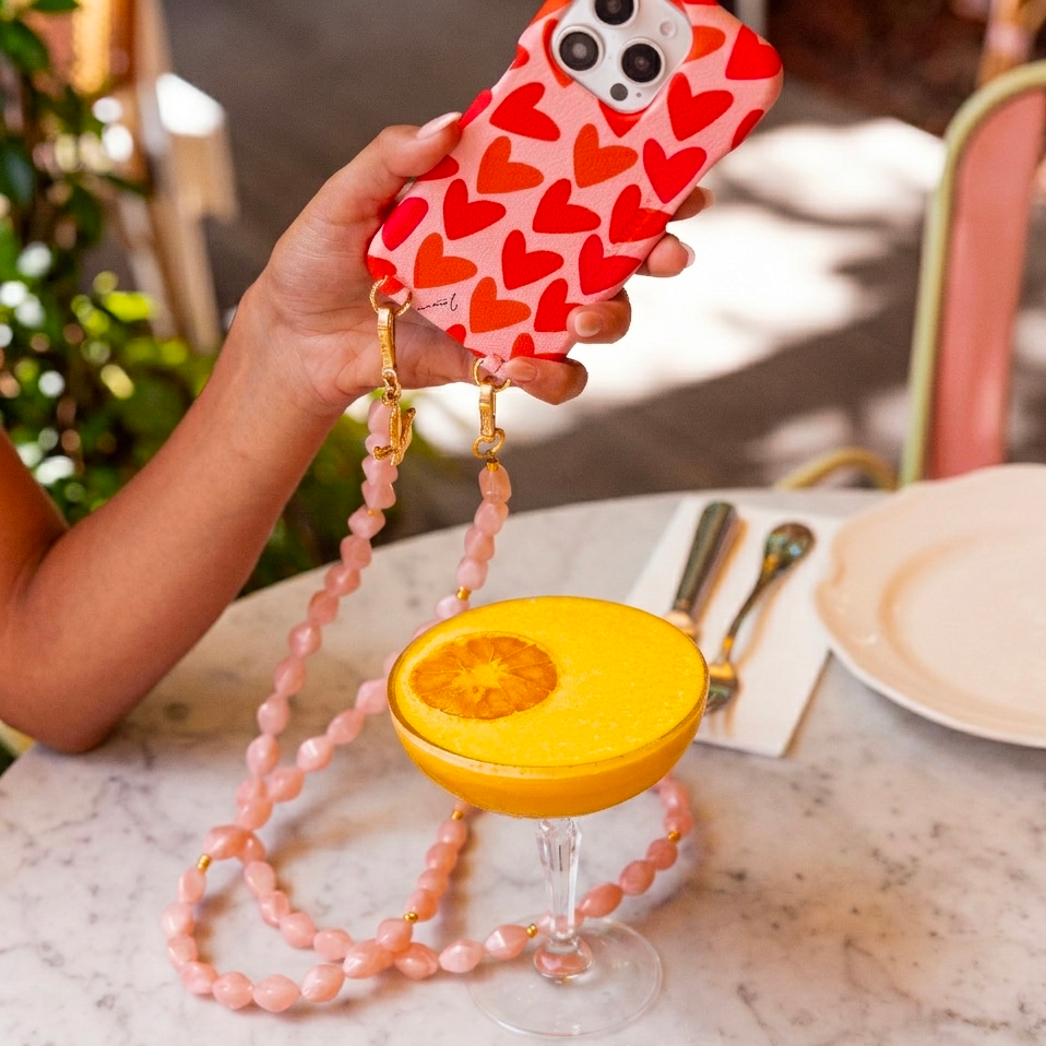 coque en cuir imprimé coeurs avec bandoulière perles corail