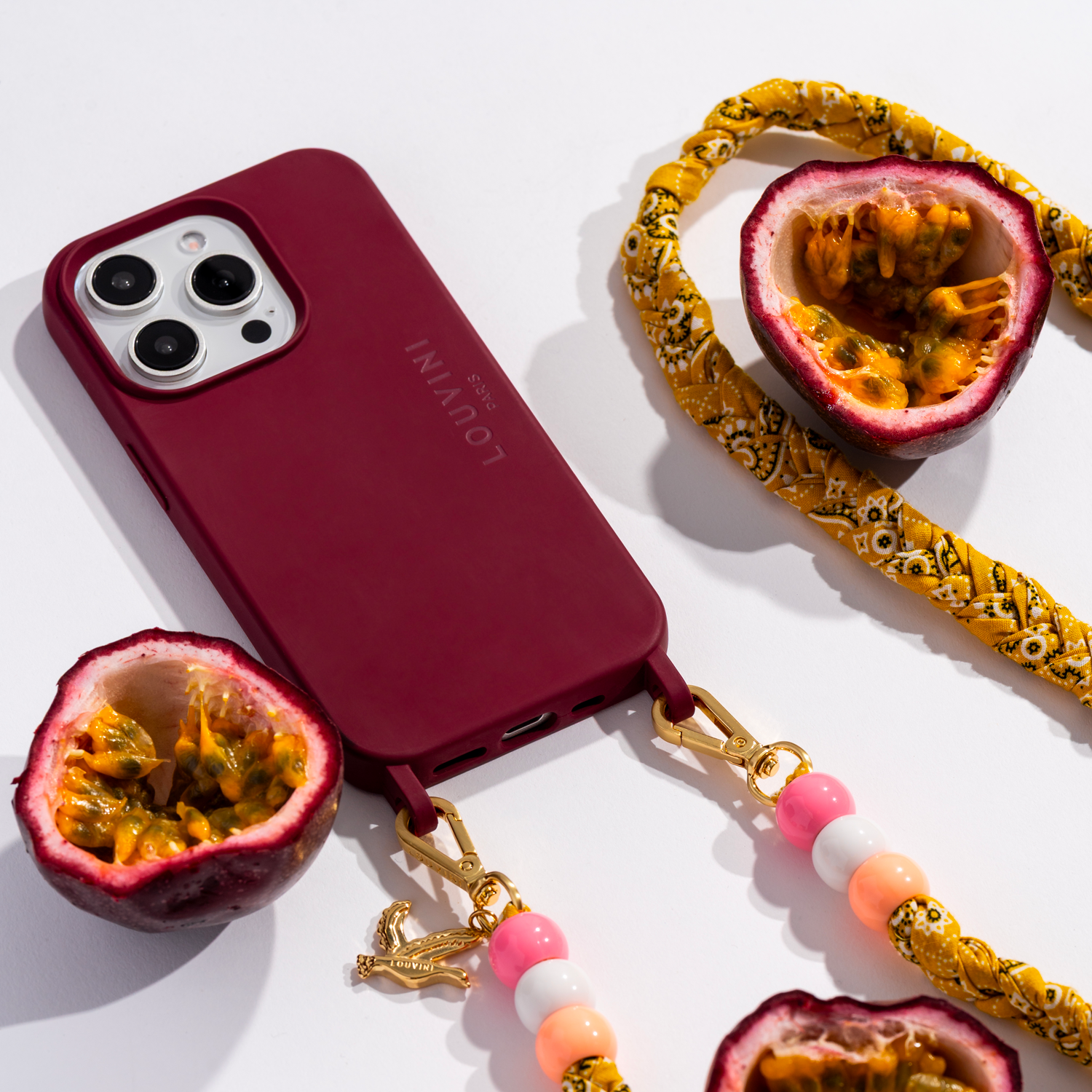 coque iphone rouge bordeaux avec anneaux et magsafe intégré