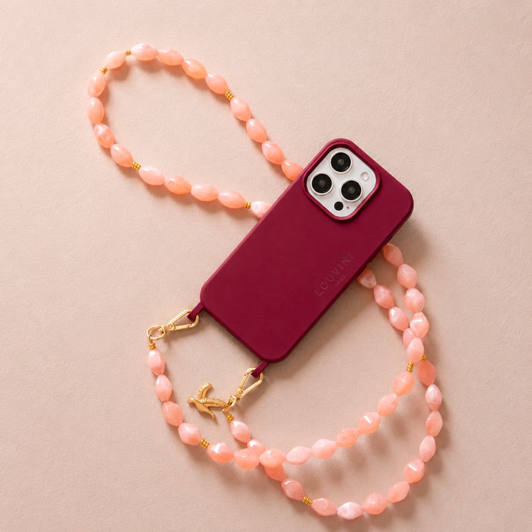coque iphone magsafe intégré bordeaux et bandoulière chaine de téléphone à perles corail