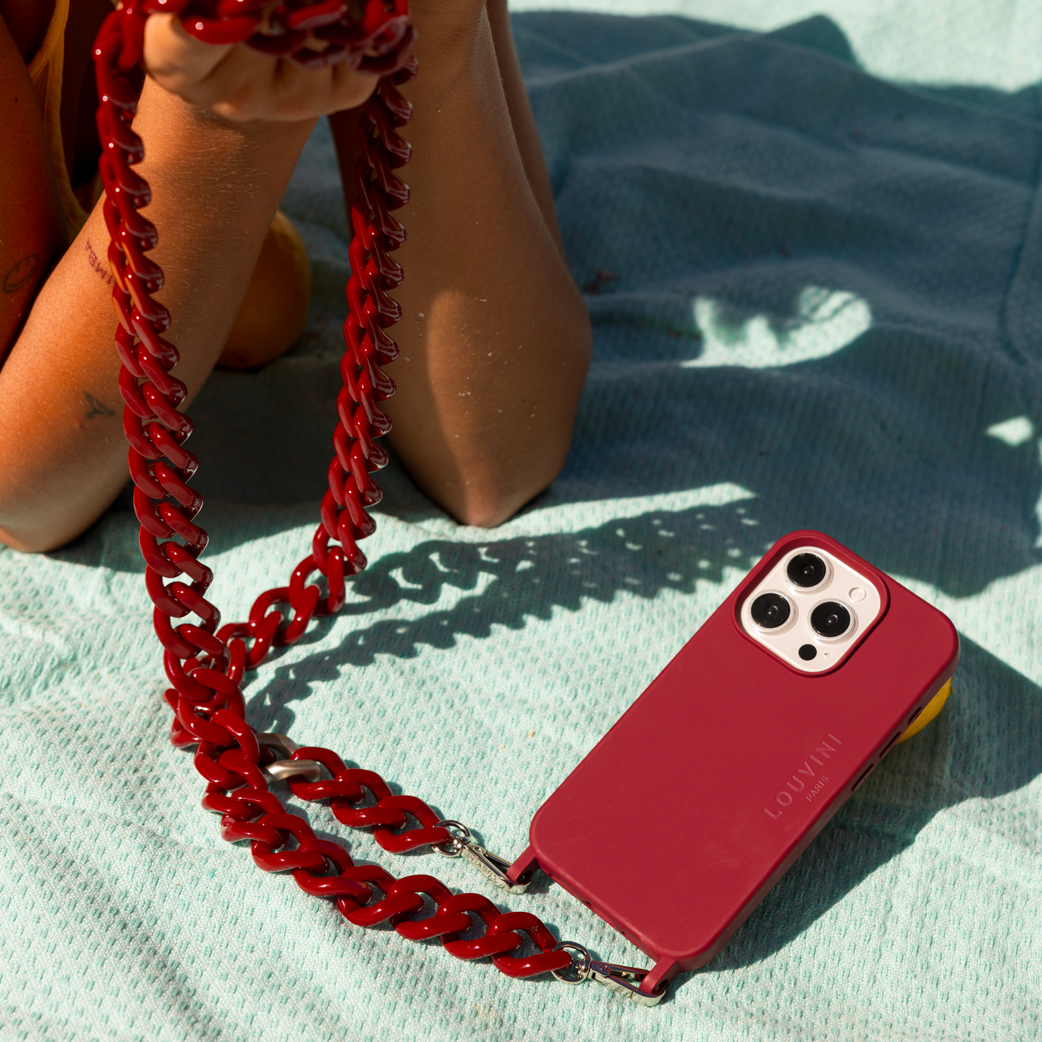 coque iphone bordeaux magsafe avec anneaux et chaine de telephone