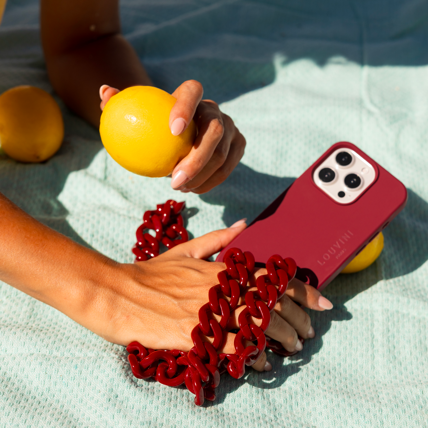 coque iphone bordeaux magsafe avec anneaux et chaine de telephone