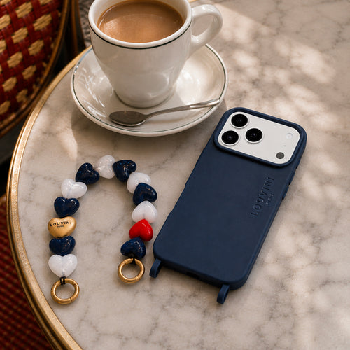 coque iphone magsafe bleu marine avec anneaux et bracelet de téléphone à perles coeurs blanc bleu marine et rouge