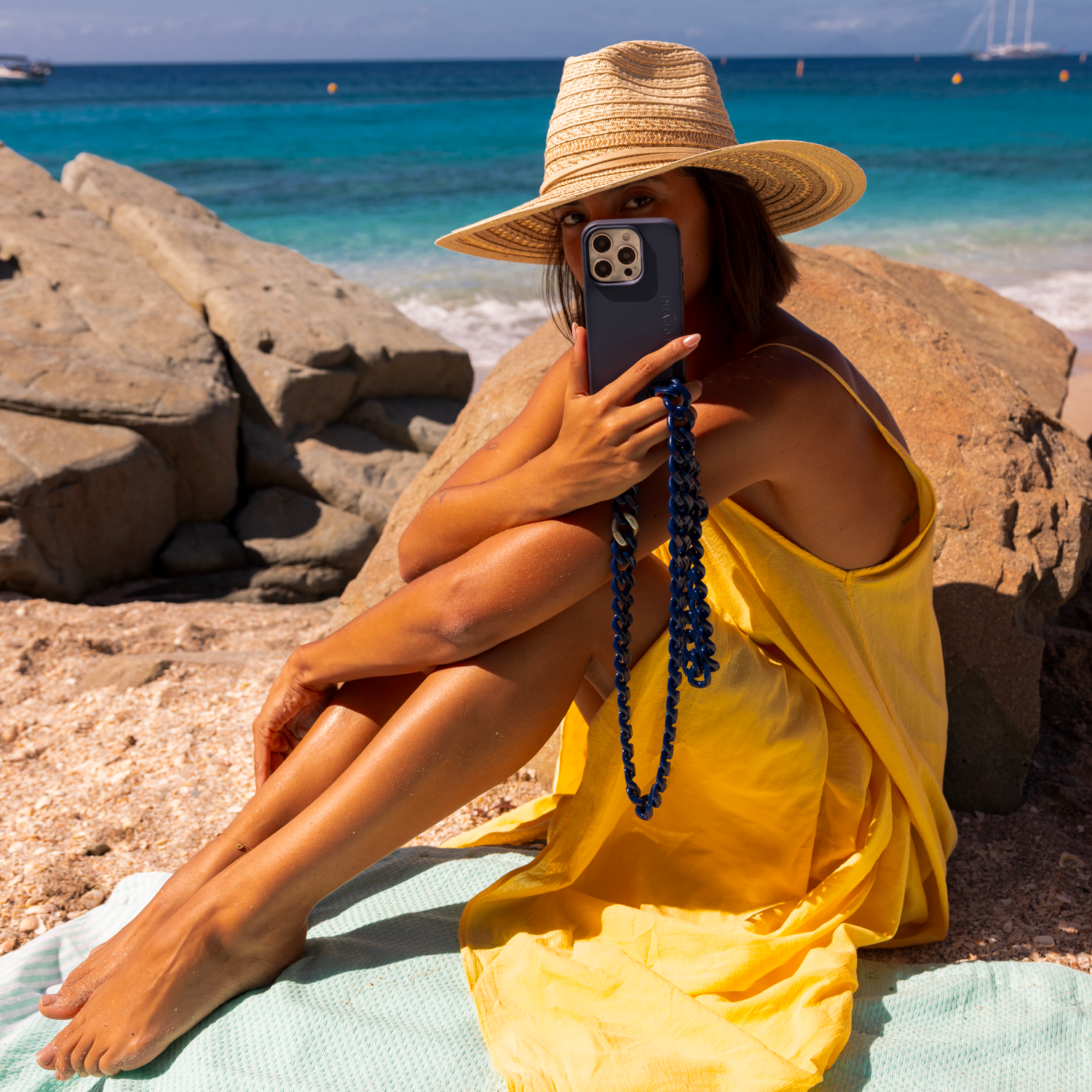 coque iphone magsafe bleu marine avec anneaux et bandoulière chaine de téléphone à maillons