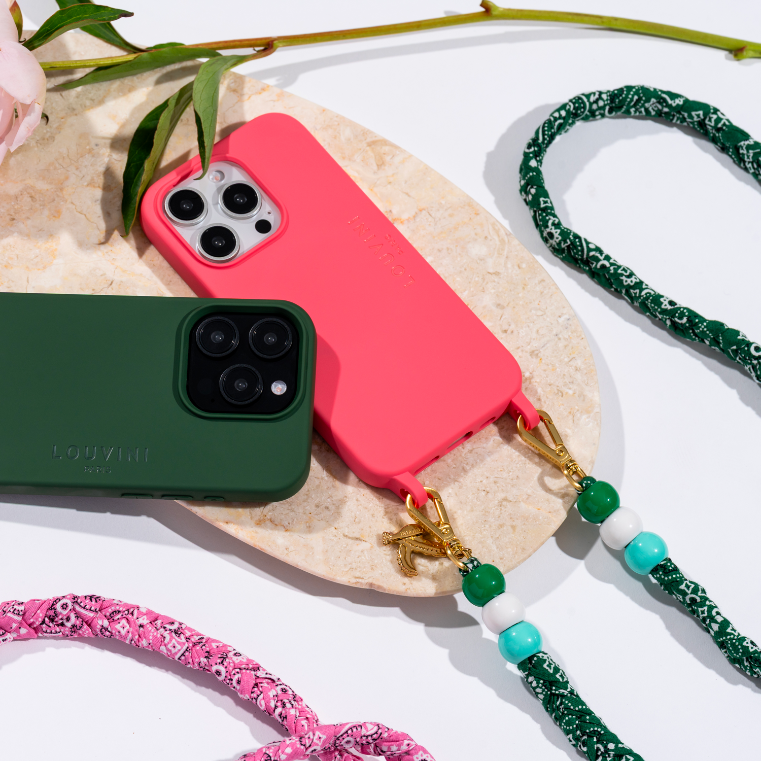 coque iphone rose et cordon bandoulière tressé vert