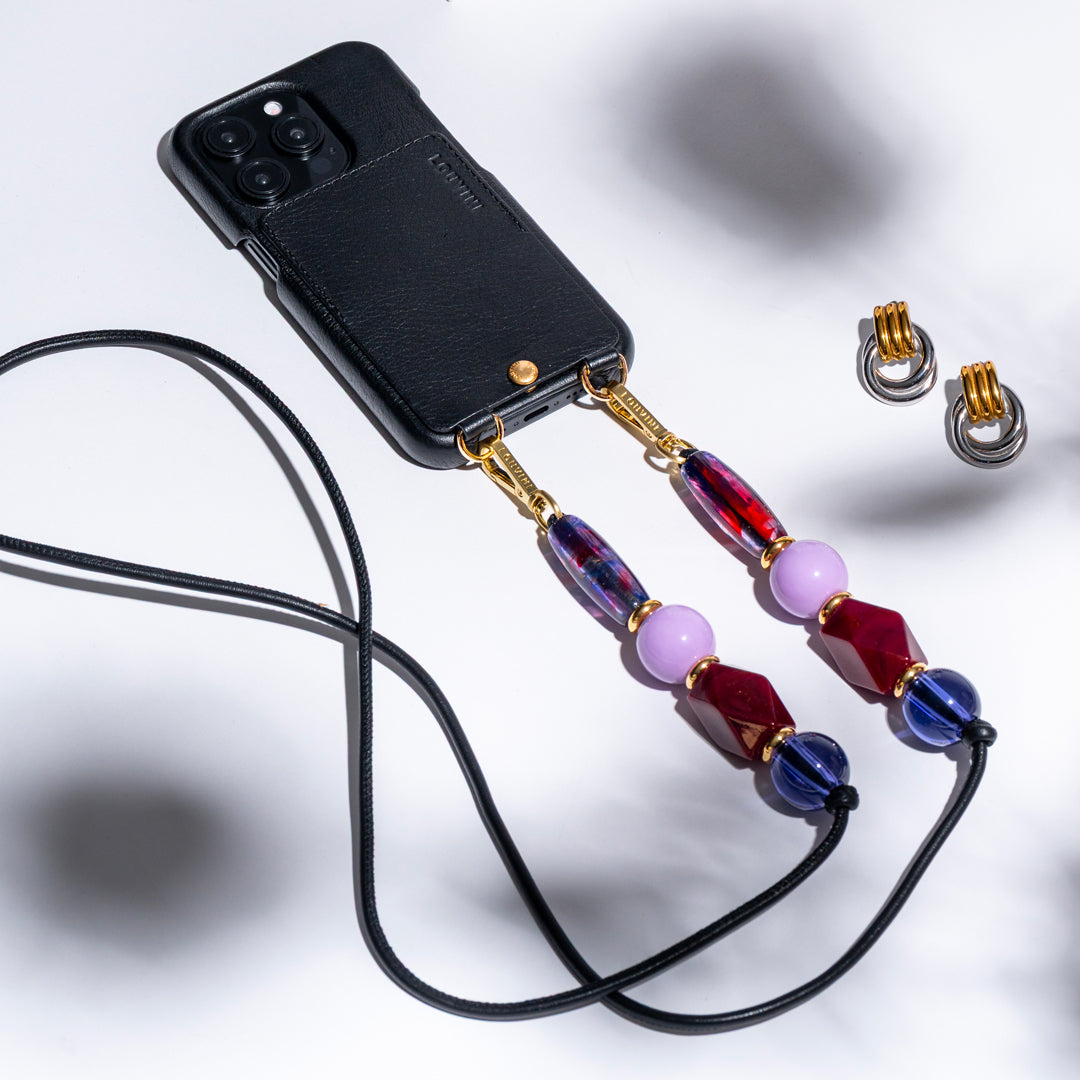 coque iphone en cuir noir avc cordon bandoulière bijou de téléphone en cuir et perles violettes