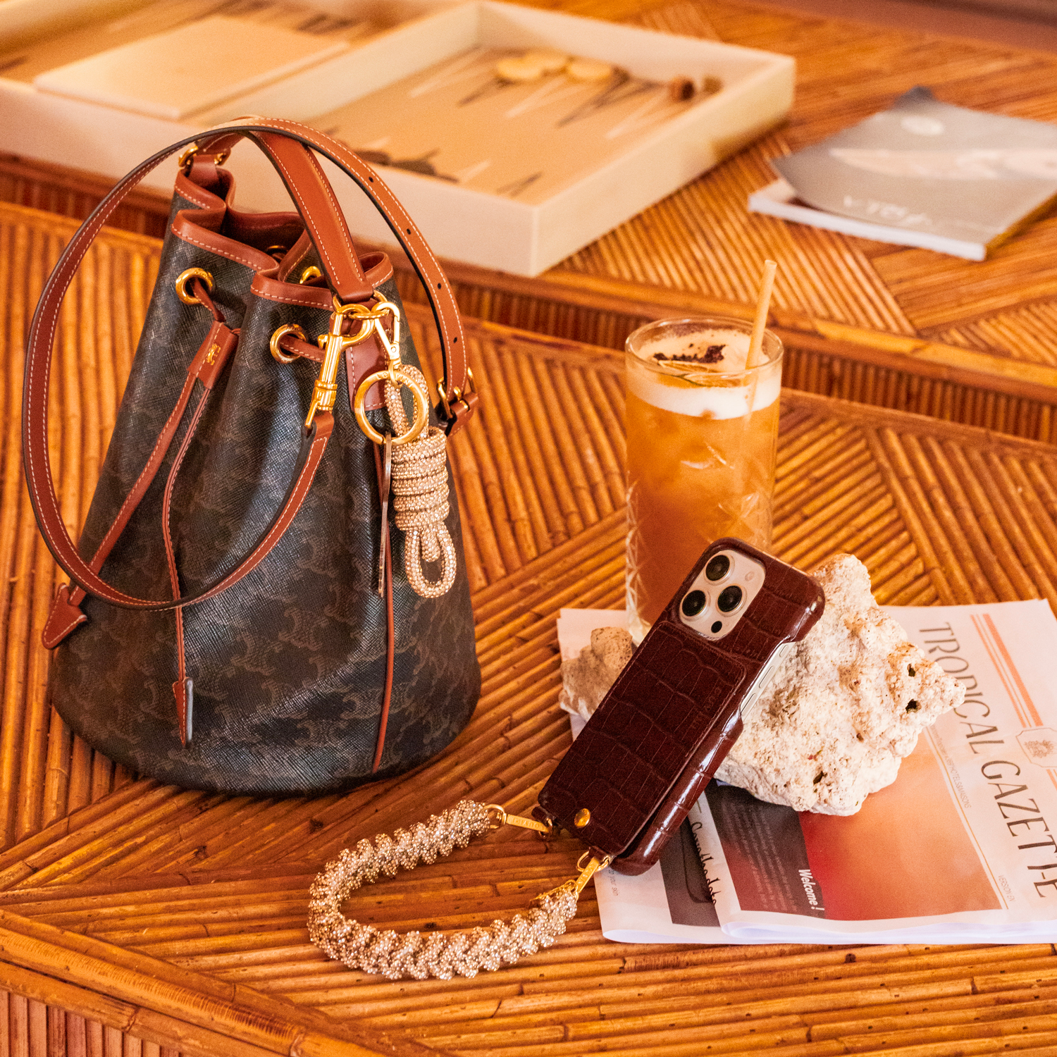 porte clé à strass doré avec bracelet de telephone assorti et coque en cuir crocodile marron