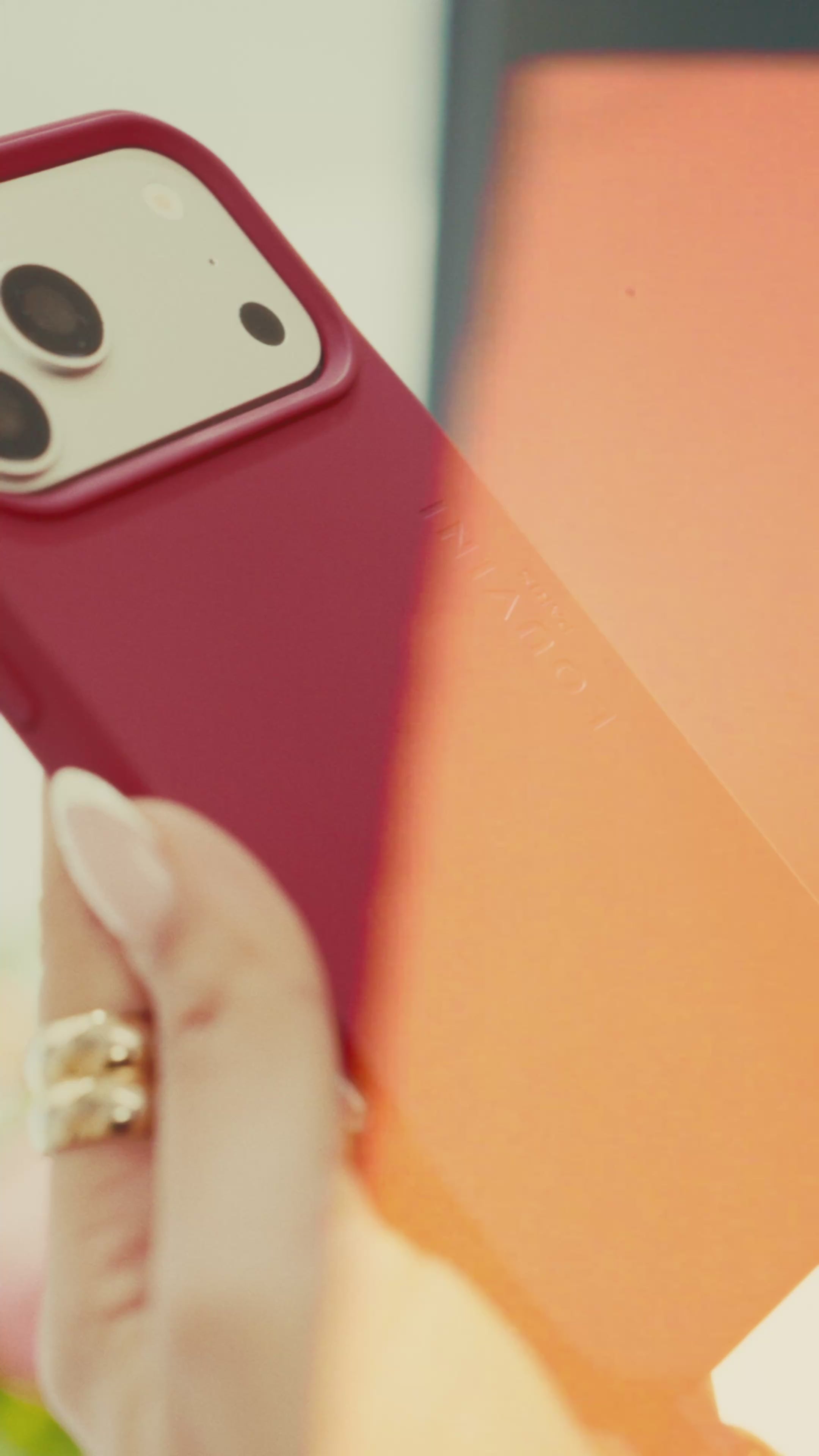 coque iphone magsafe avec bracelet de téléphone louvini
